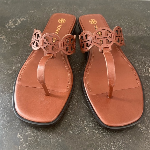 Tory Burch
Tiny Miller thong-strap sandal - Picture 2 of 7